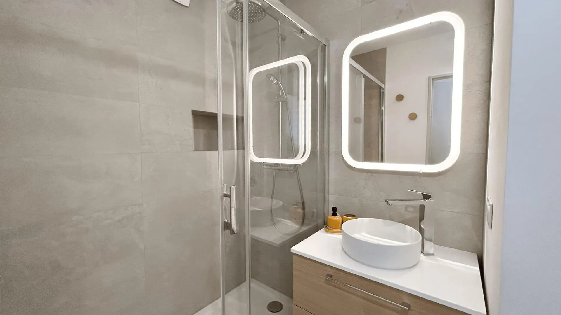 Renovated 2 Room Apartment - Ac And Terrace Grimaud